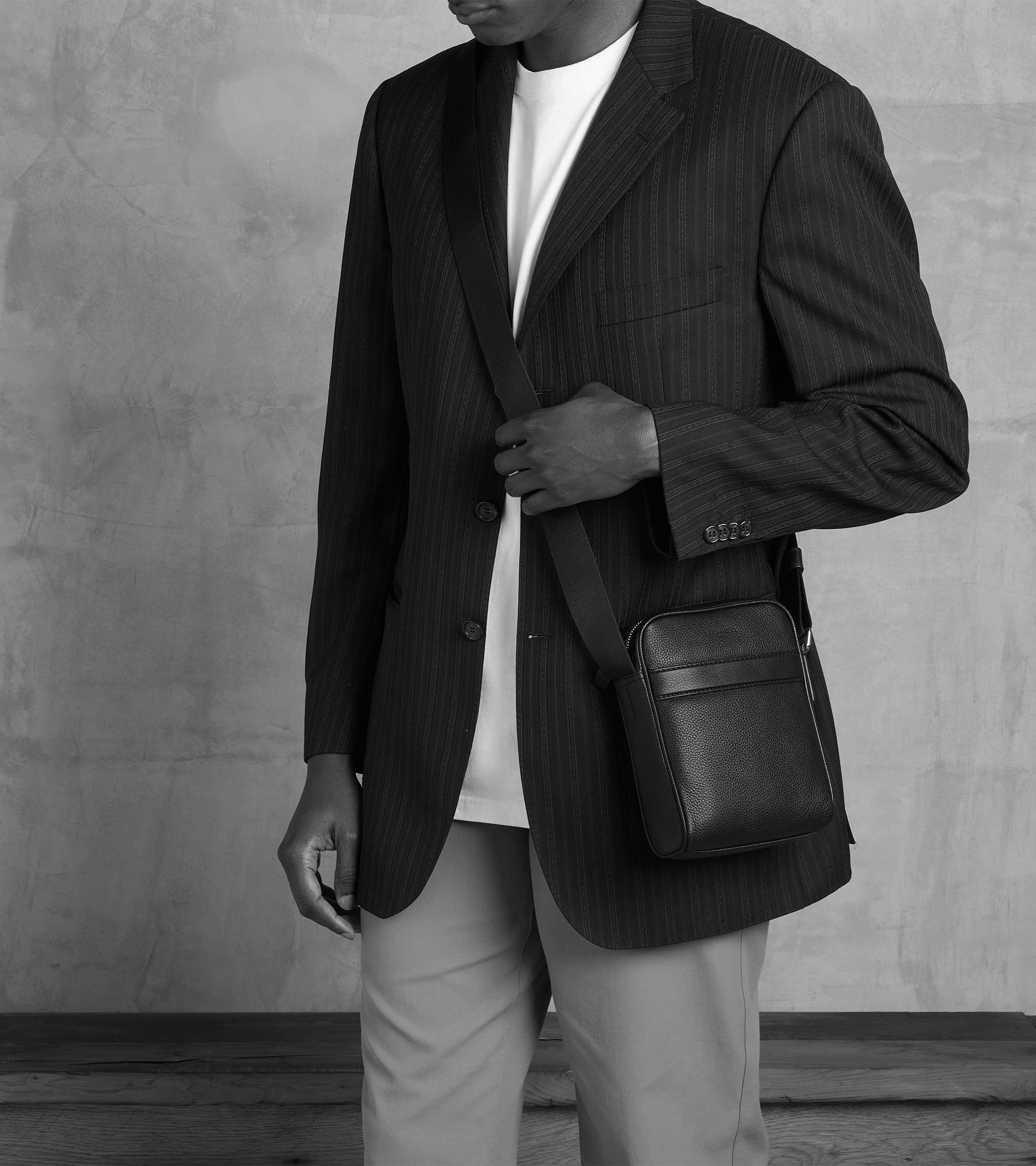 Kleine Umhängetasche Charles aus genarbtem Leder