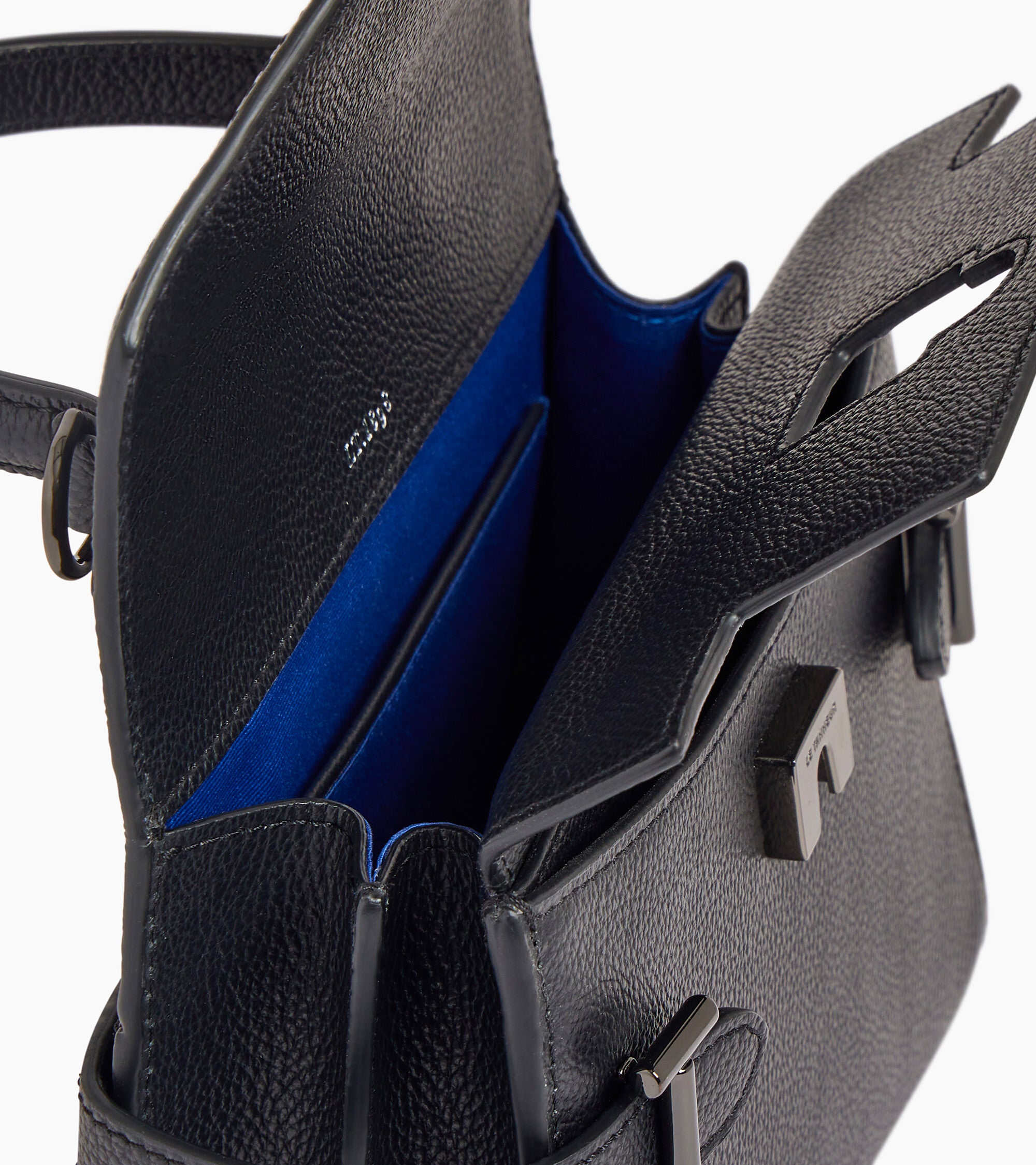 Kleine Handtasche Emilie aus genarbtem Leder mit Doppelklappe