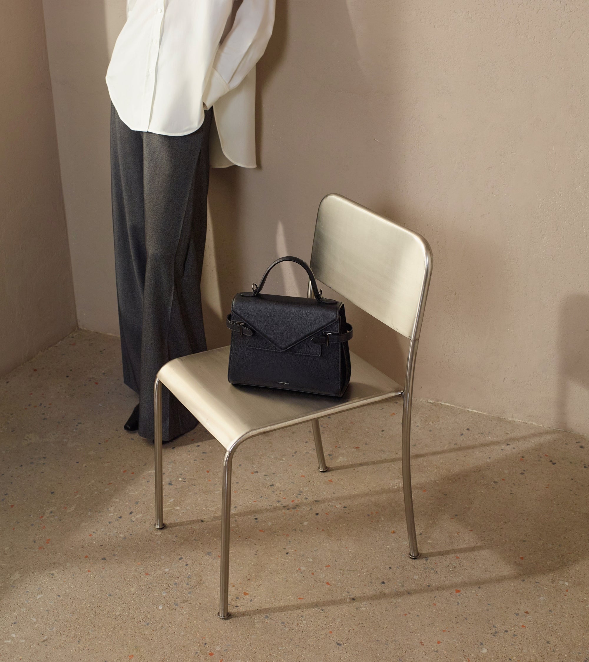 Mittelgroße Handtasche Emilie aus genarbtem Leder mit Doppelklappe