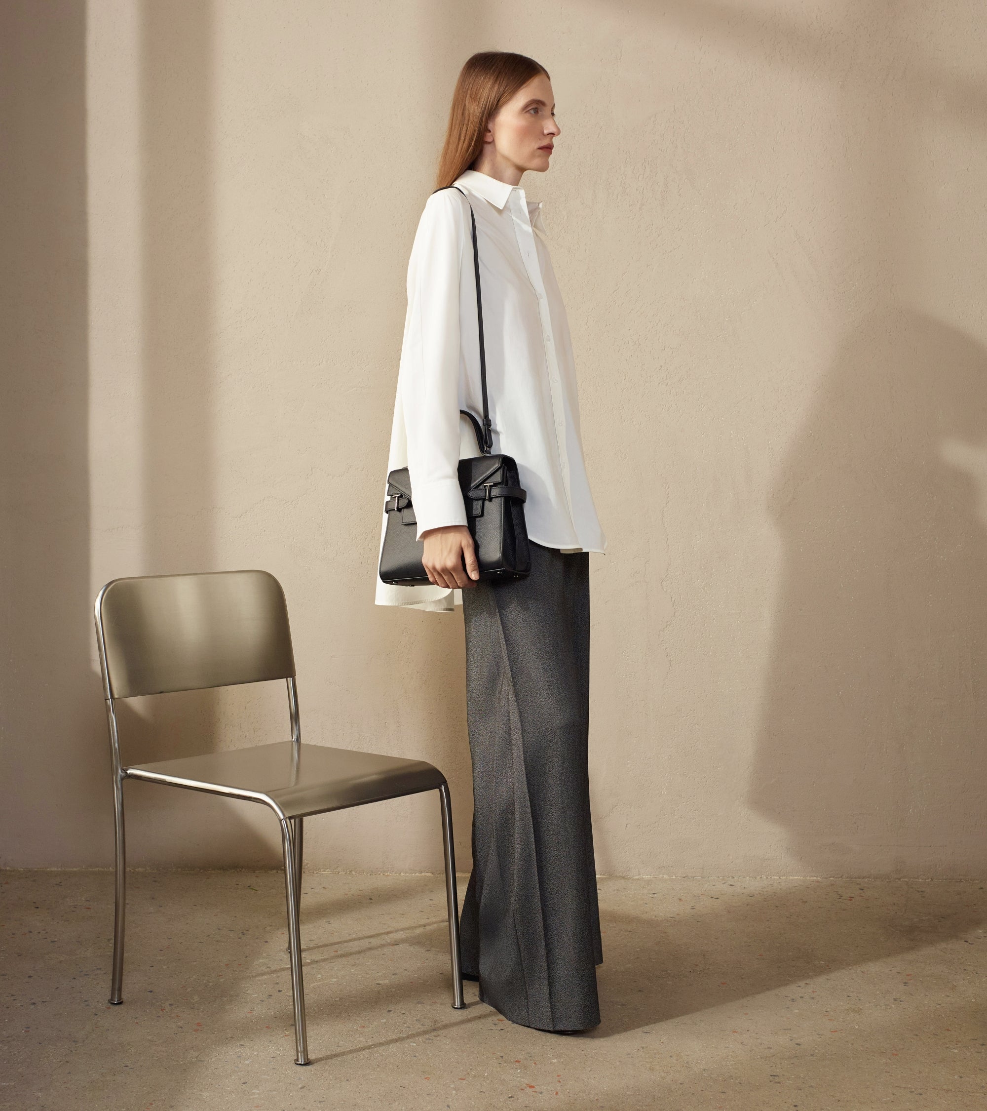 Mittelgroße Handtasche Emilie aus genarbtem Leder mit Doppelklappe