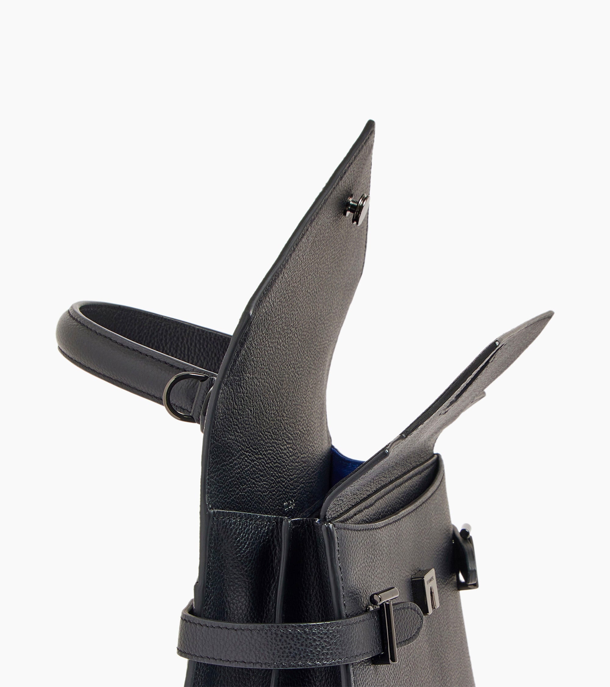 Mittelgroße Handtasche Emilie aus genarbtem Leder mit Doppelklappe