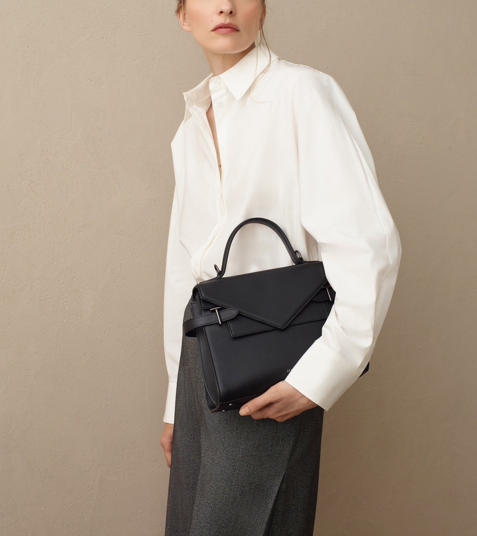 Mittelgroße Handtasche Emilie aus genarbtem Leder mit Doppelklappe