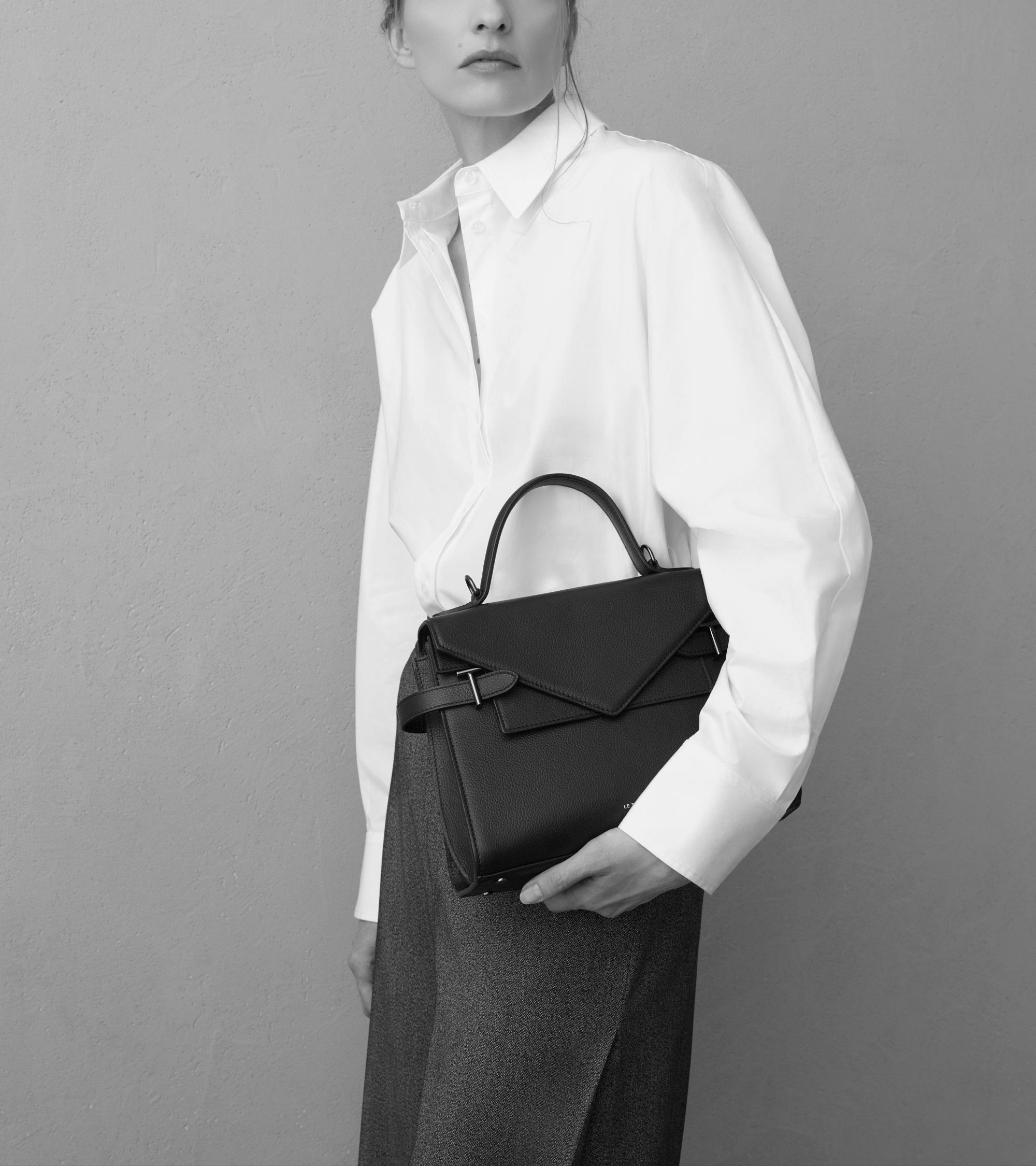 Mittelgroße Handtasche Emilie aus genarbtem Leder mit Doppelklappe