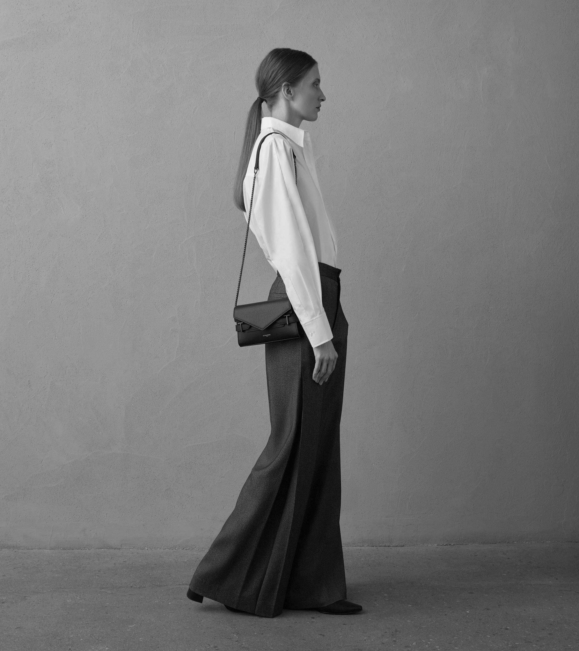 Bolso de mano Emilie con doble solapa y bandolera en piel granulada