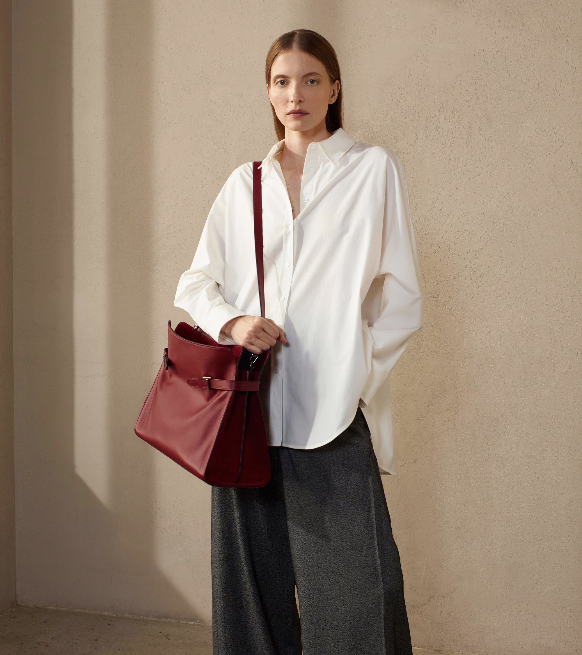 Schultertasche Maxi-Modell Emie aus glattem Leder und Nubukleder