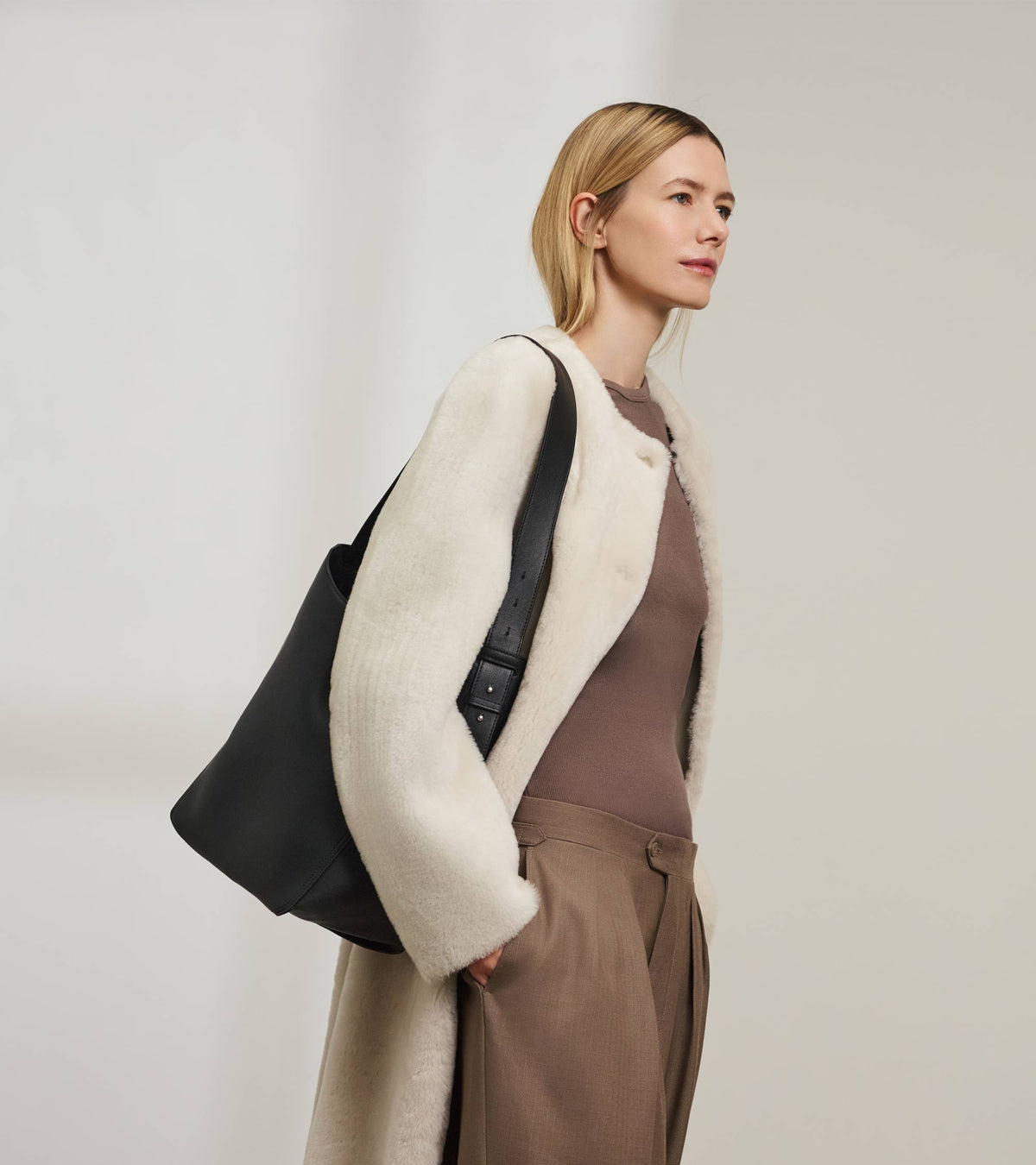 Mittelgroße Hobo-Tasche Céleste aus Glattleder