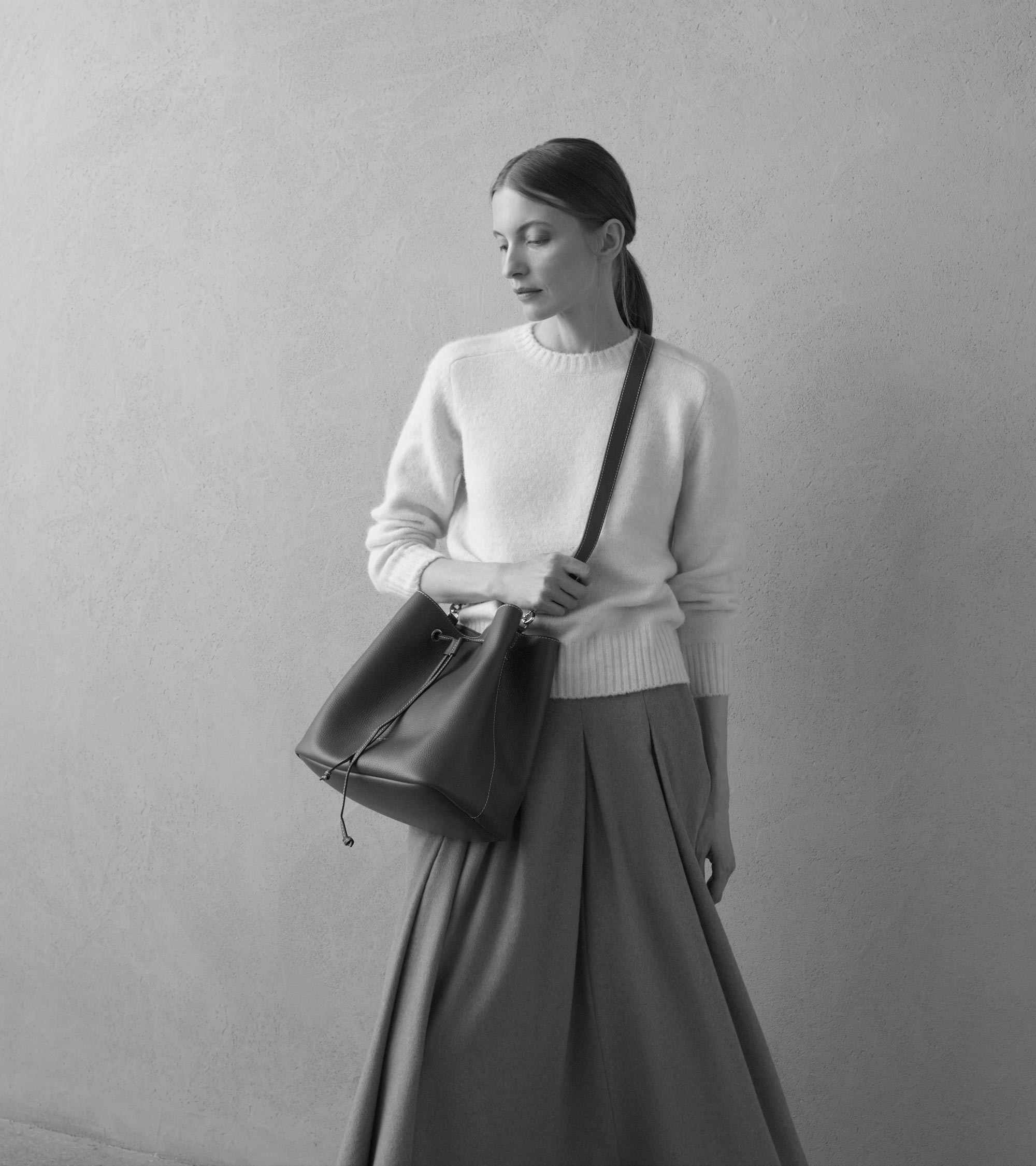 Große Bucket Bag Louise aus genarbtem Leder