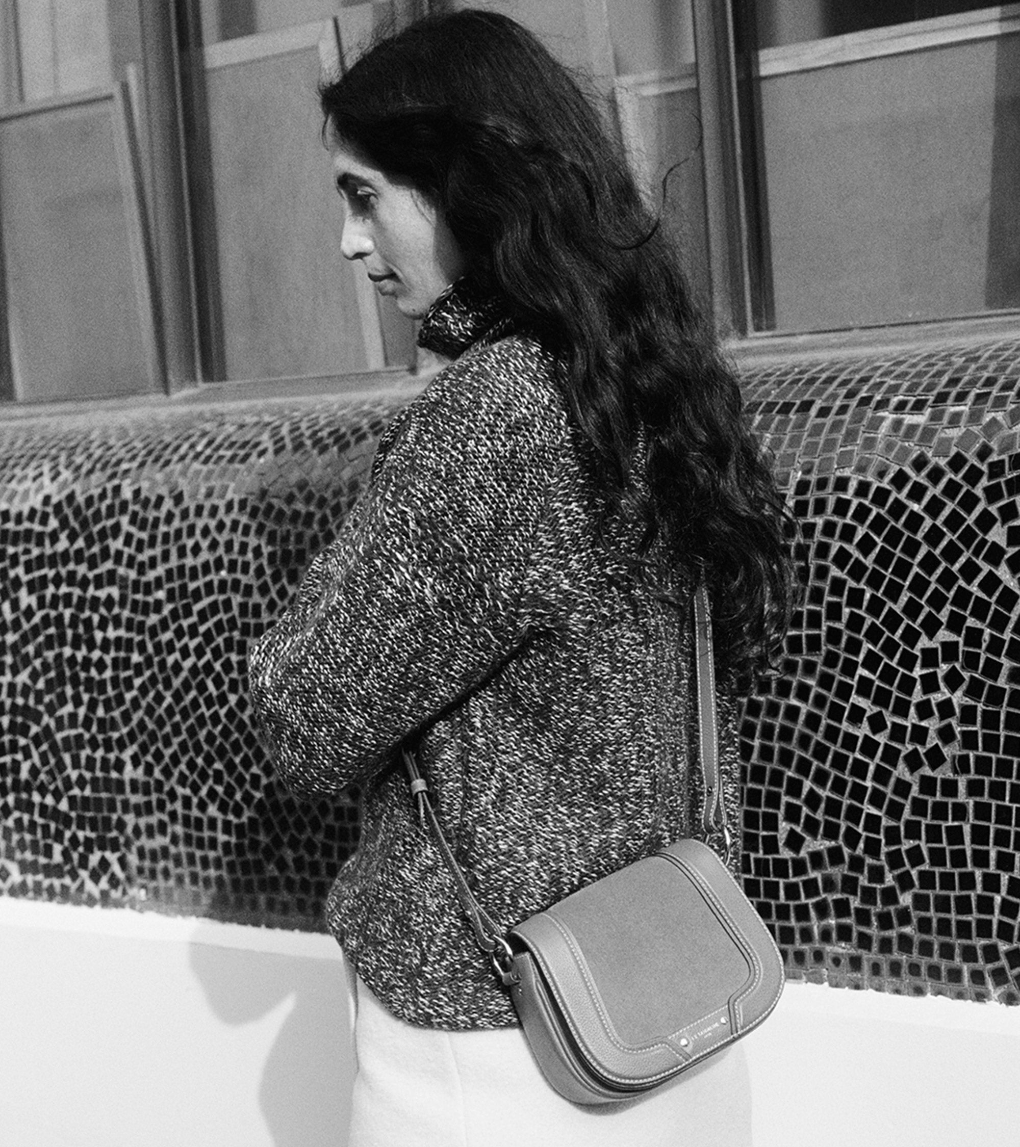 Kleine Umhängetasche Ella aus genarbtem Leder und Nubuk