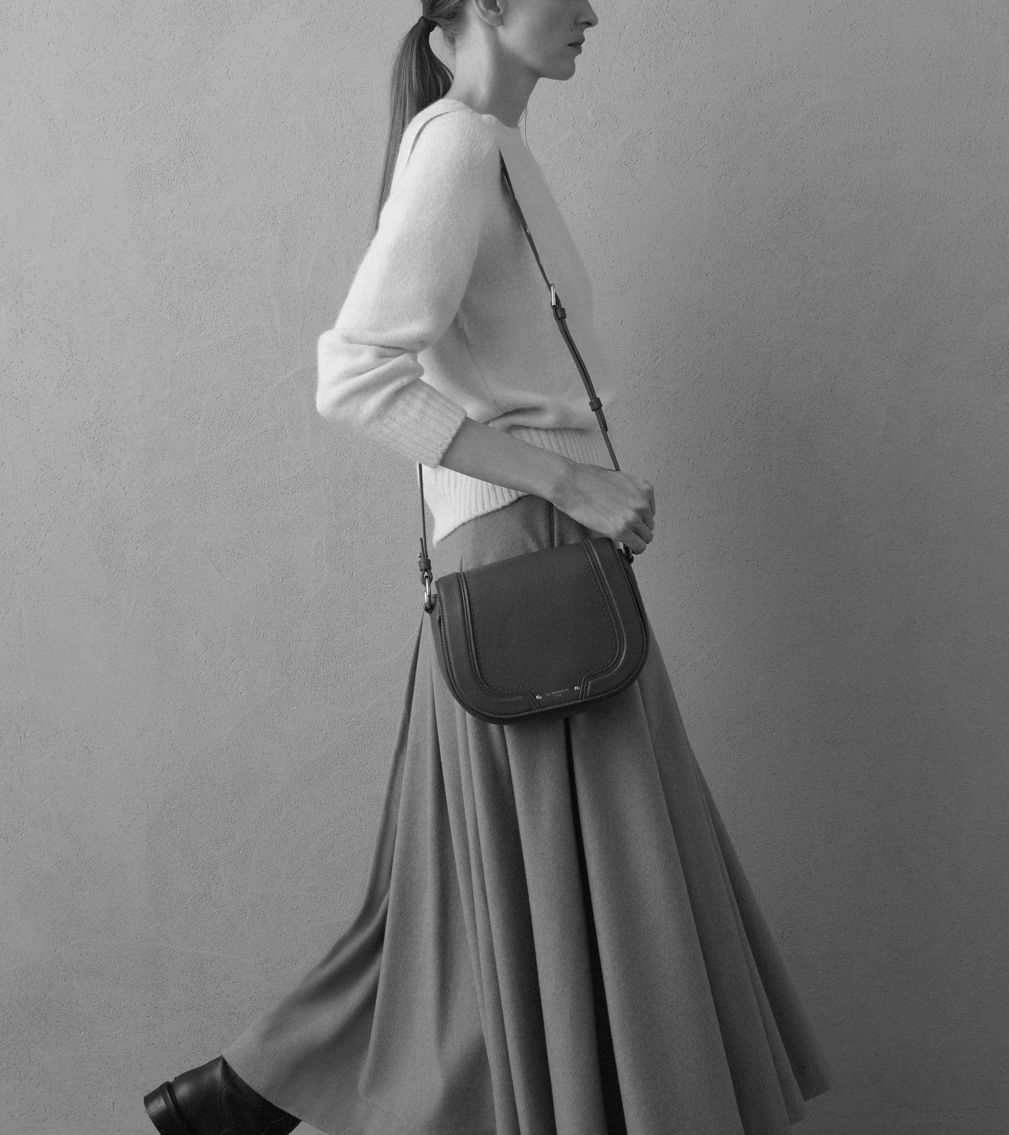 Mittelgroße Umhängetasche Ella aus genarbtem Leder