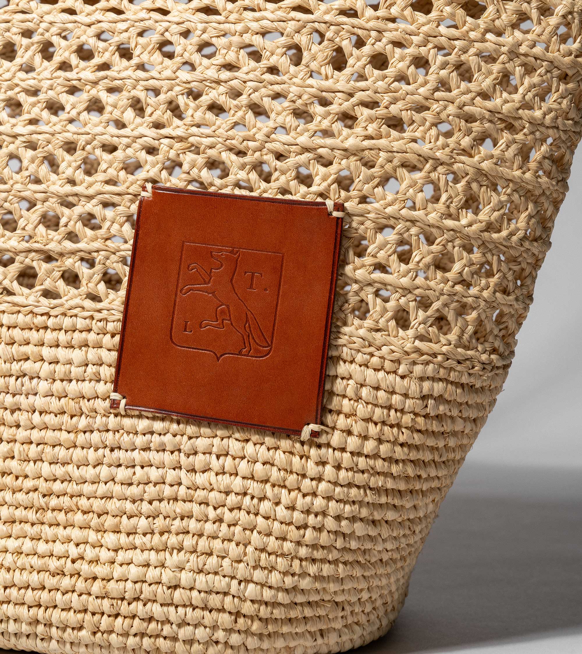 Große Tragetasche Le Nattier aus glattem pflanzlichem Leder und Raphia