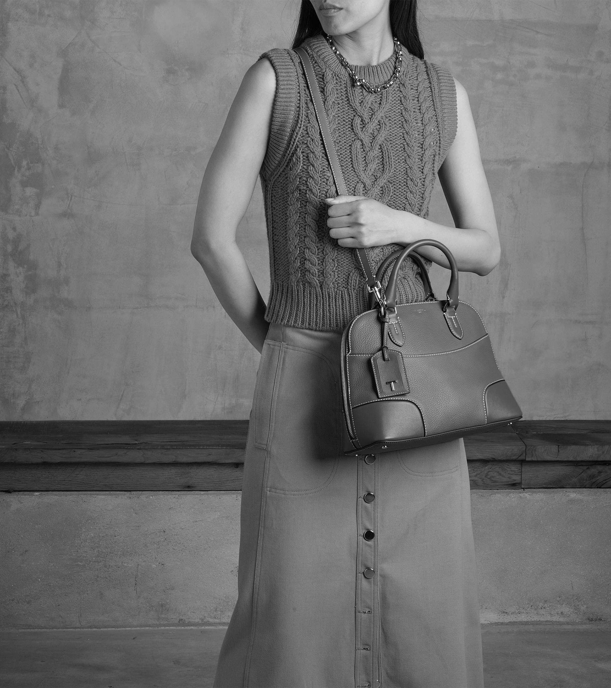 Mittelgroße Handtasche Romy aus genarbtem Kreuz- und Glattleder