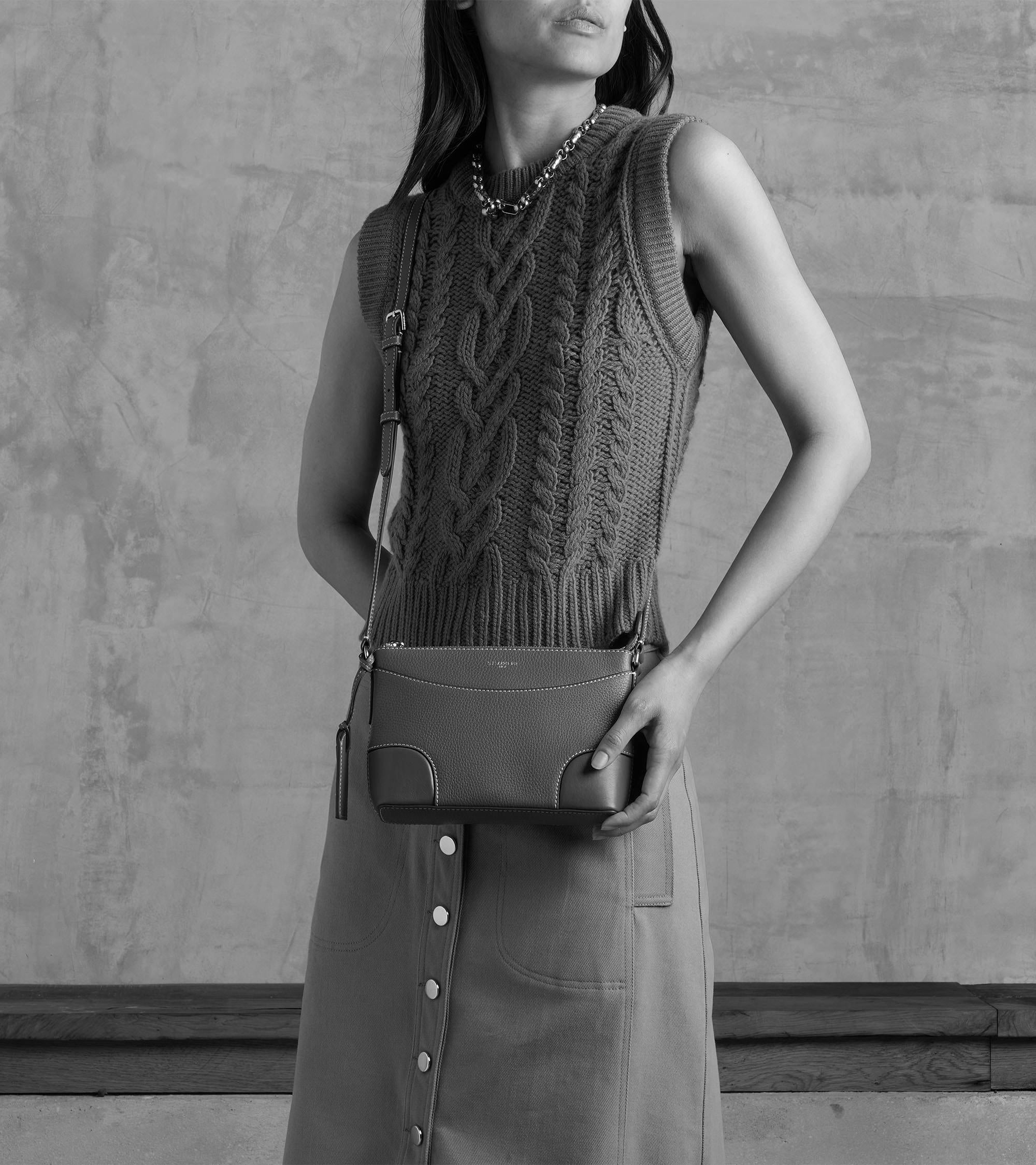 Kleine Umhängetasche Romy aus genarbtem Glattleder