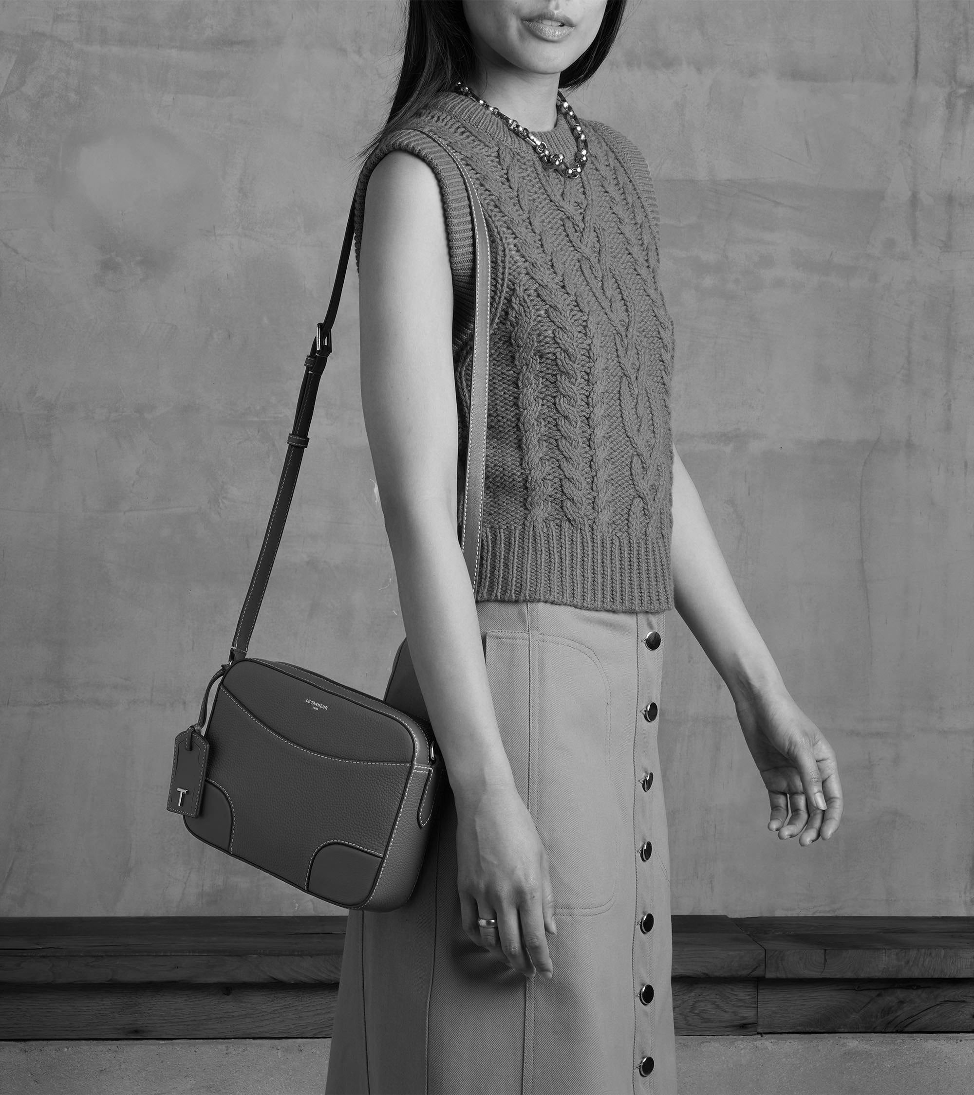 Mittelgroße Umhängetasche Romy aus genarbtem Glattleder