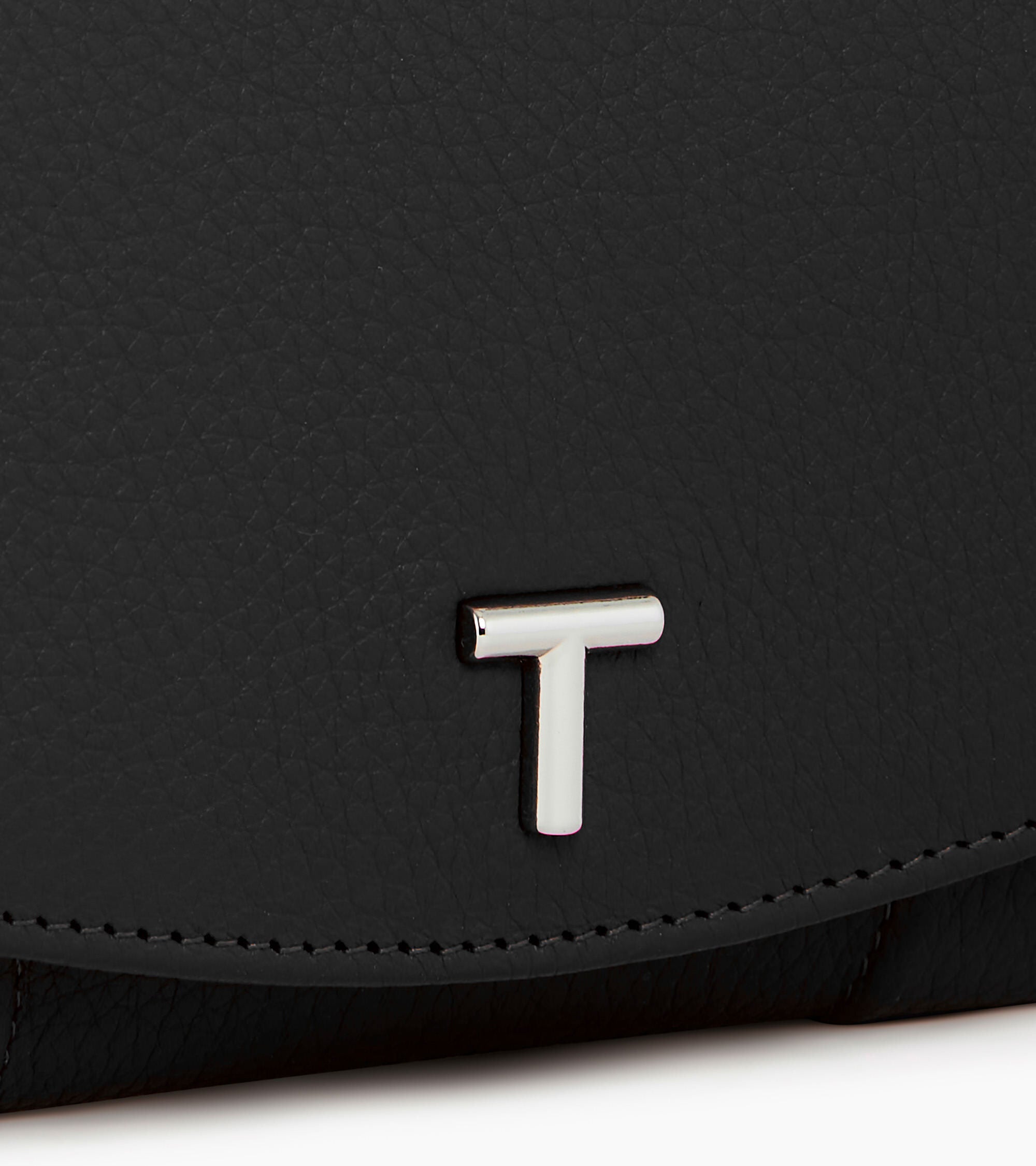 Monedero con solapa Romy de cuero granulado