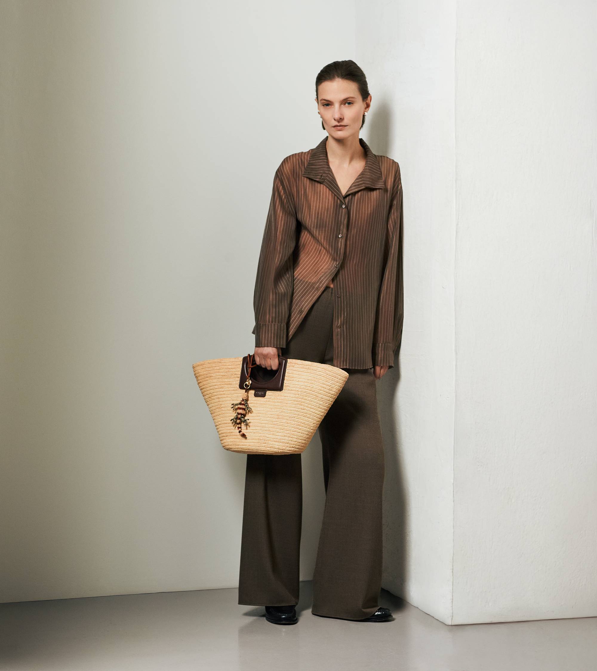 Große Tote-Bag aus natürlichem Raffia und glattem pflanzlichem Leder