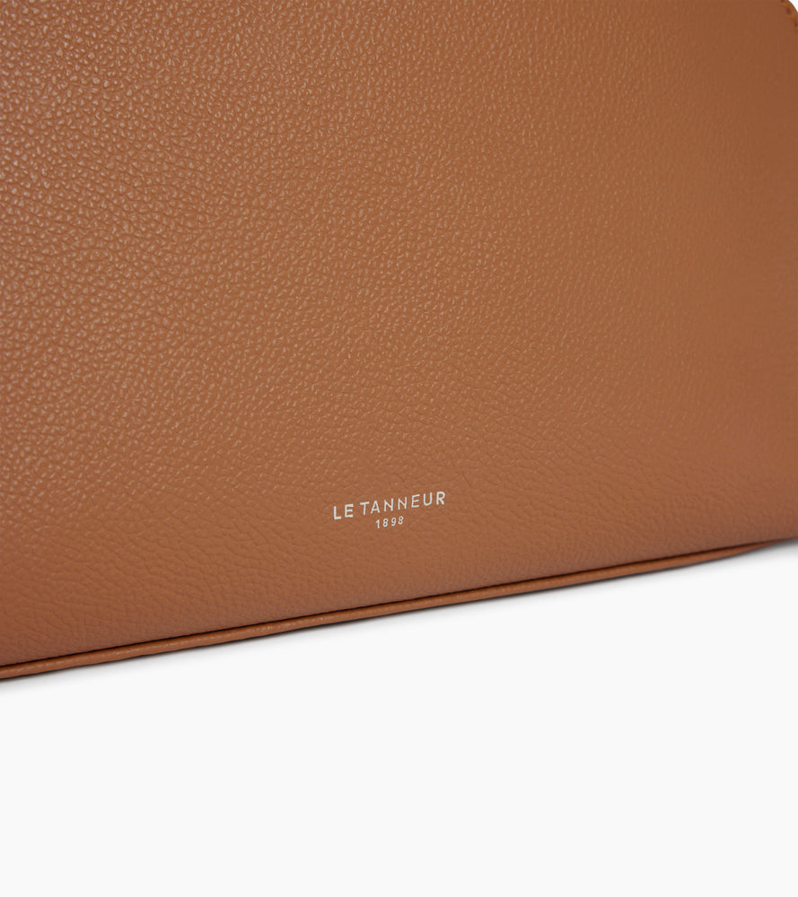 Halbmondförmiger Kulturbeutel aus genarbtem Leder