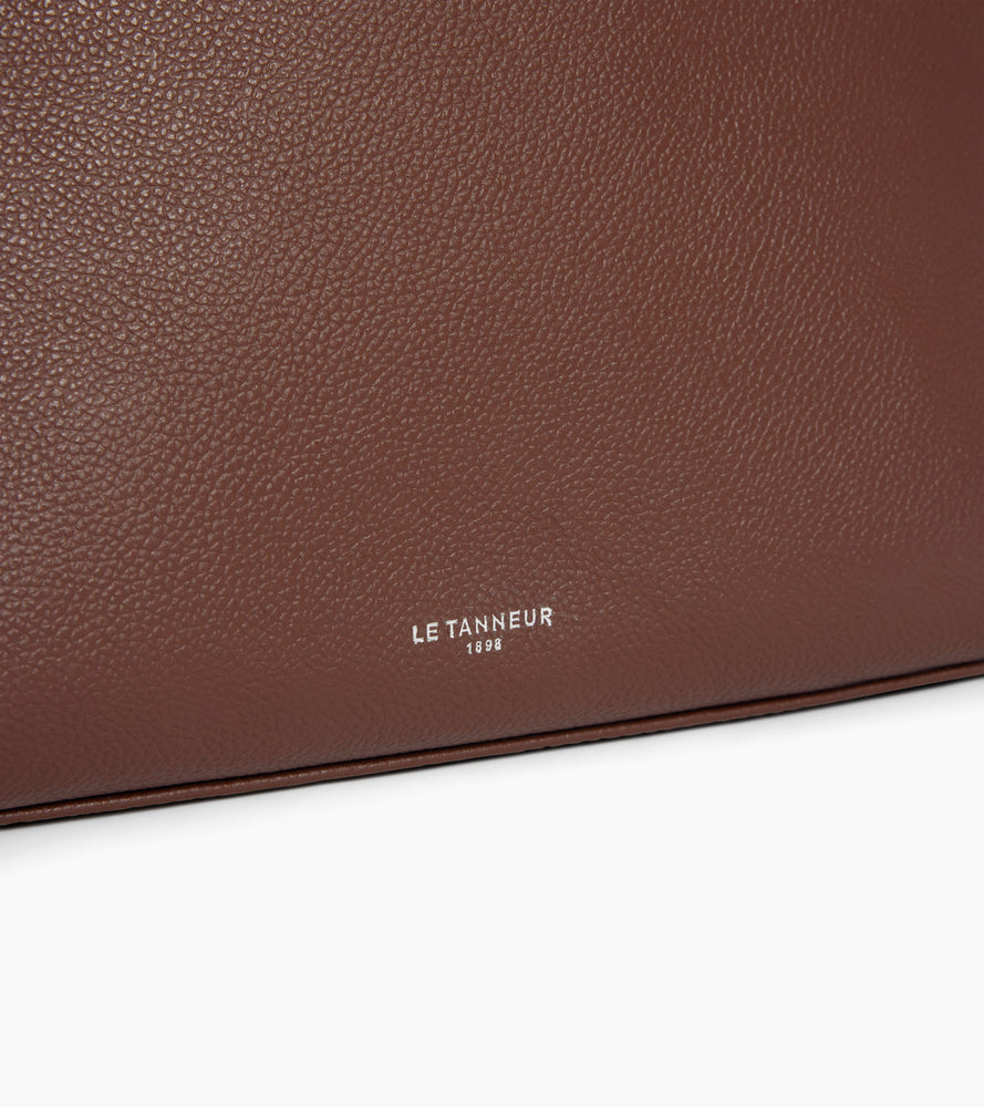 Halbmondförmiger Kulturbeutel aus genarbtem Leder