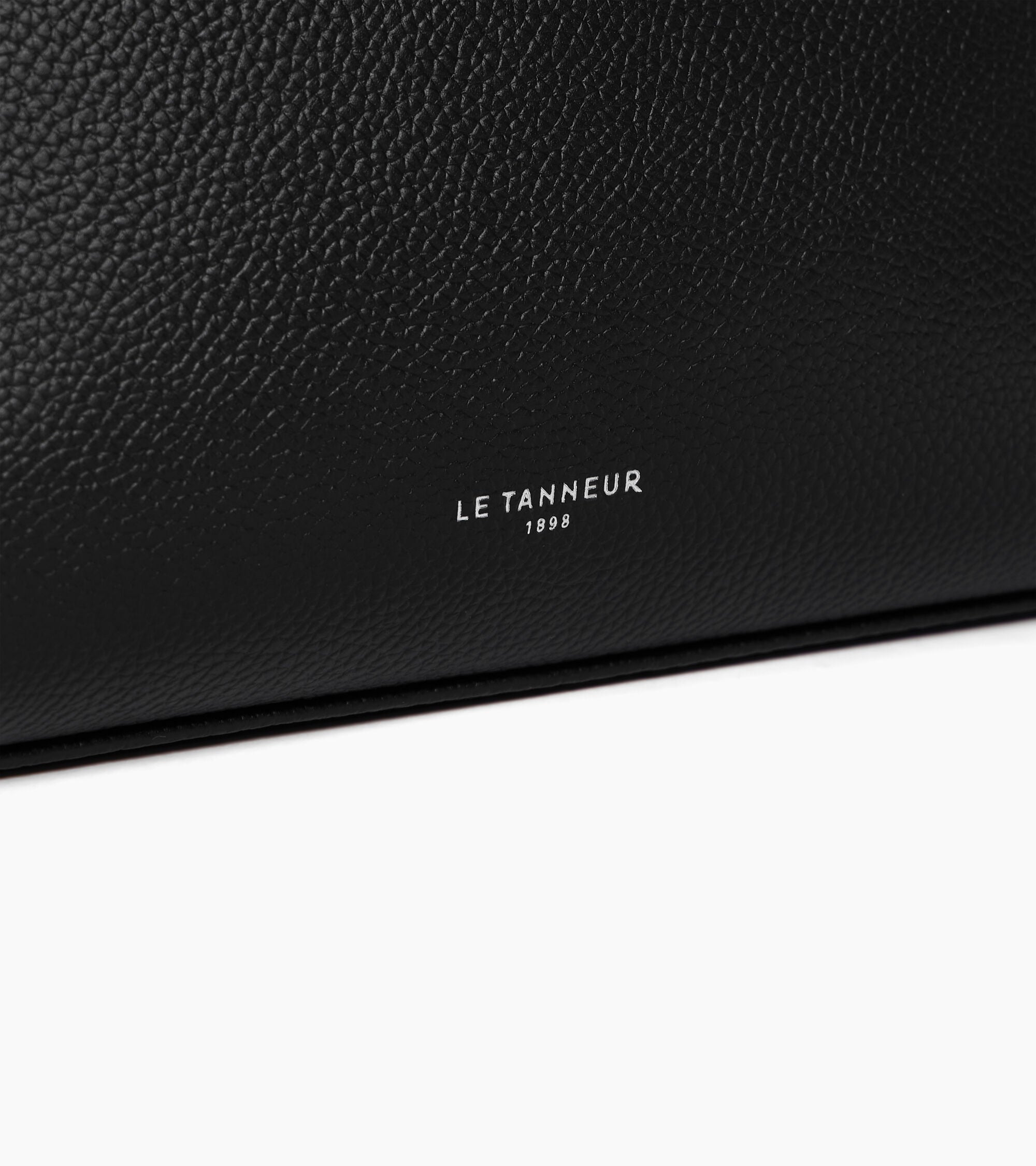 Half-moon toiletry bag in grained leather