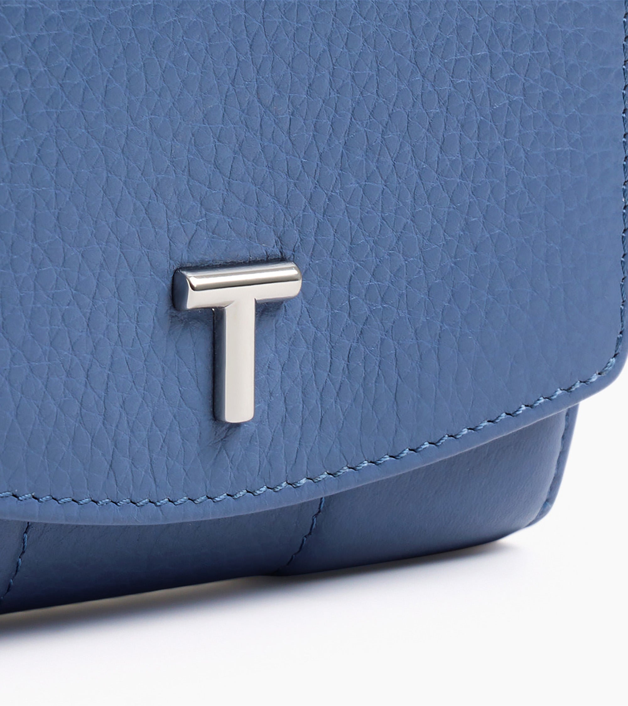 Romy coin case with flap closure in pebbled leather